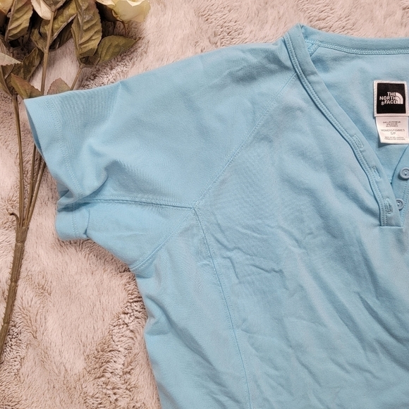 ✨️CL Vtg North Face Blue Short Sleeve V Neck Button Accent Vaporwick Top Size S - Picture 4 of 12